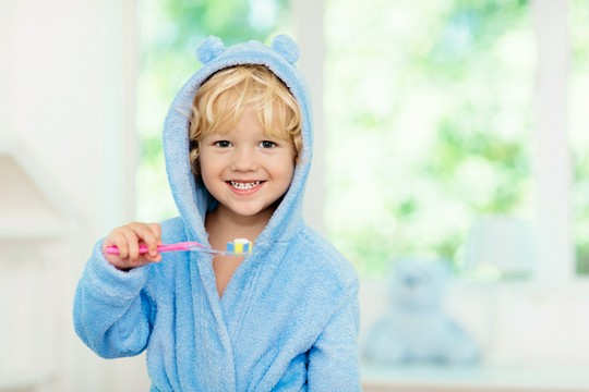dziecko myjące zęby